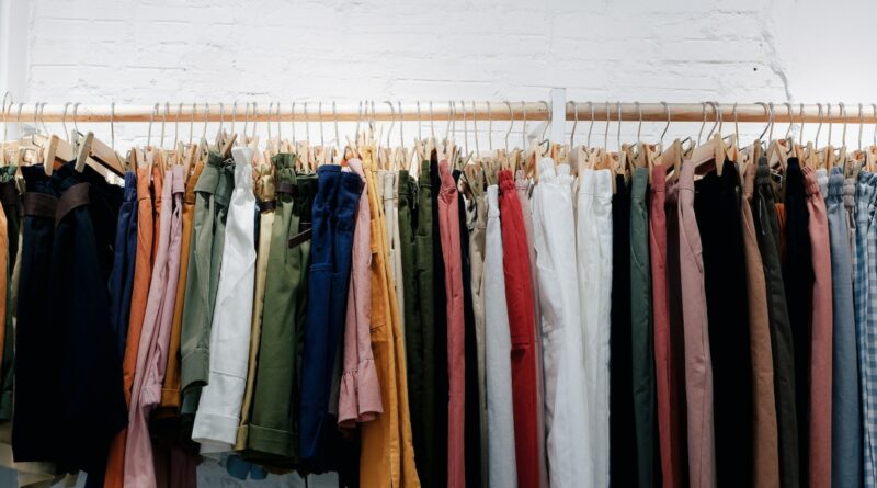 Upcycling von Kleidung: DIY-Projekte zur Neugestaltung von alten Kleidungsstücken